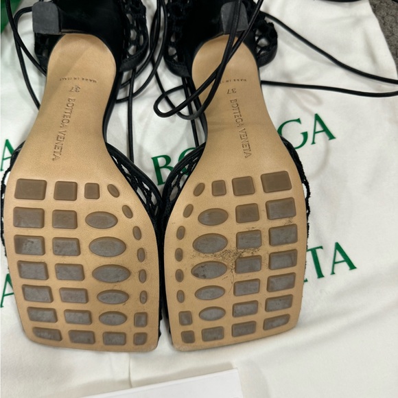 Size 7, true to size black heels - Picture 4 of 8